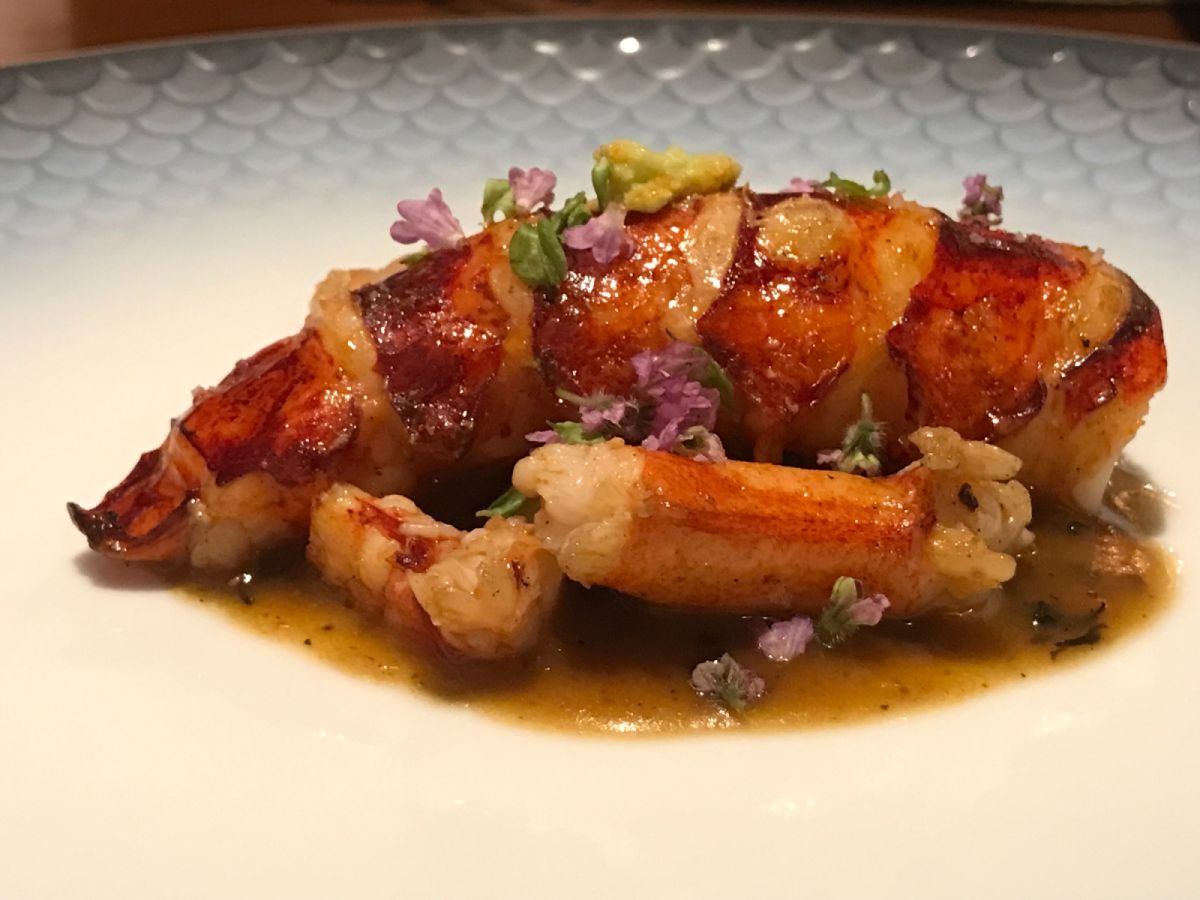 Nibbon 的龍蝦除了出場華麗，餐瓷高雅，熟中夾生，滋味濃郁，還有拆肉不只蝦身，甚至螯腳。