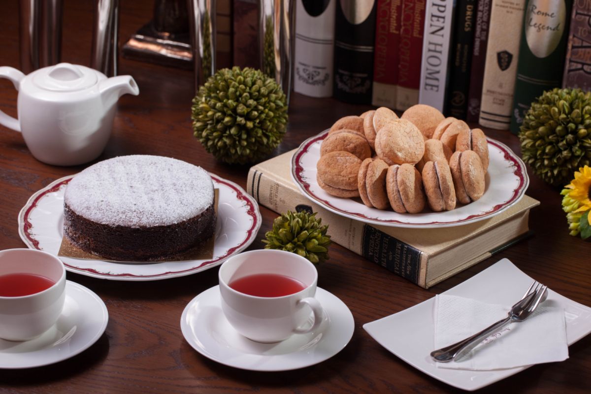 瑞士古典醇黑巧克力(左)、達克瓦茲騎士(右)