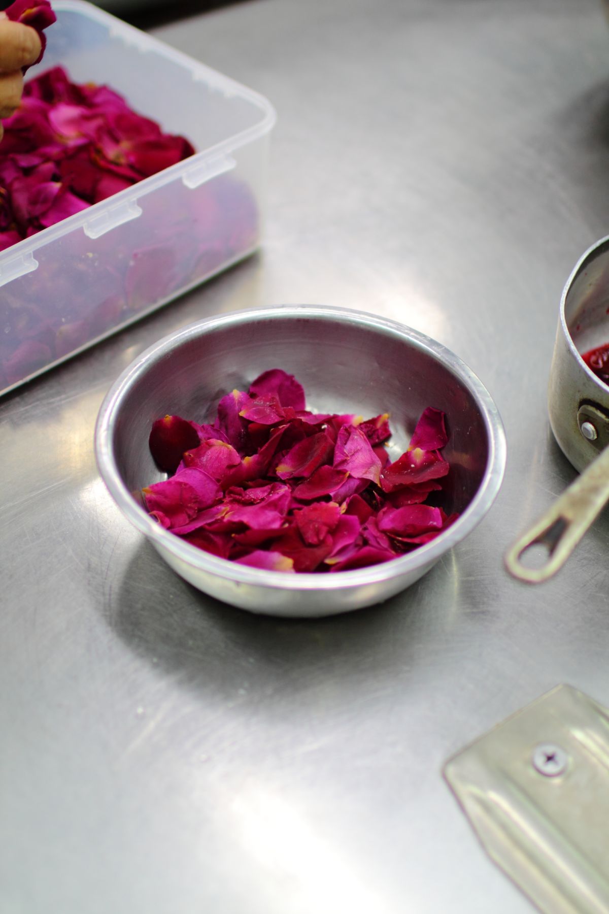 顏色鮮豔的有機玫瑰花瓣