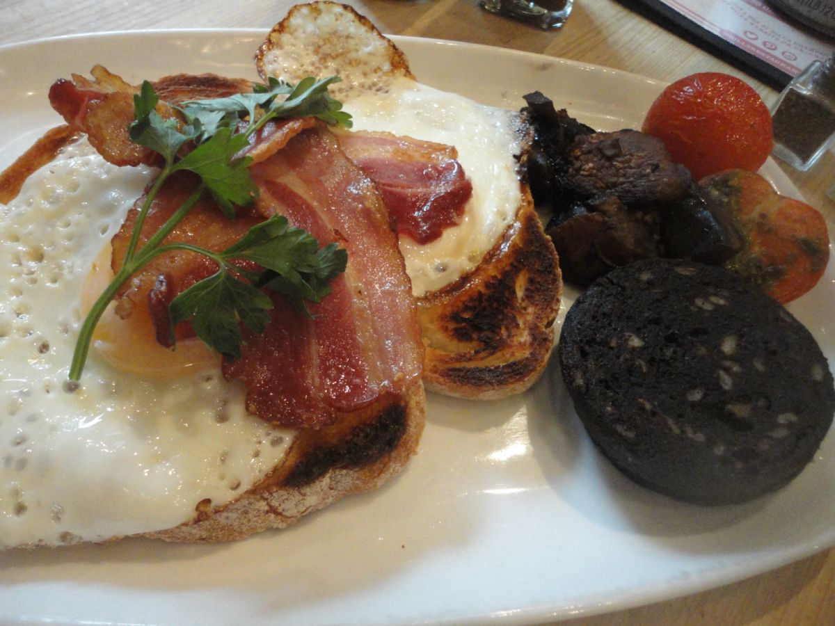 倫敦Bill's餐廳著名的的早午餐都有血香腸