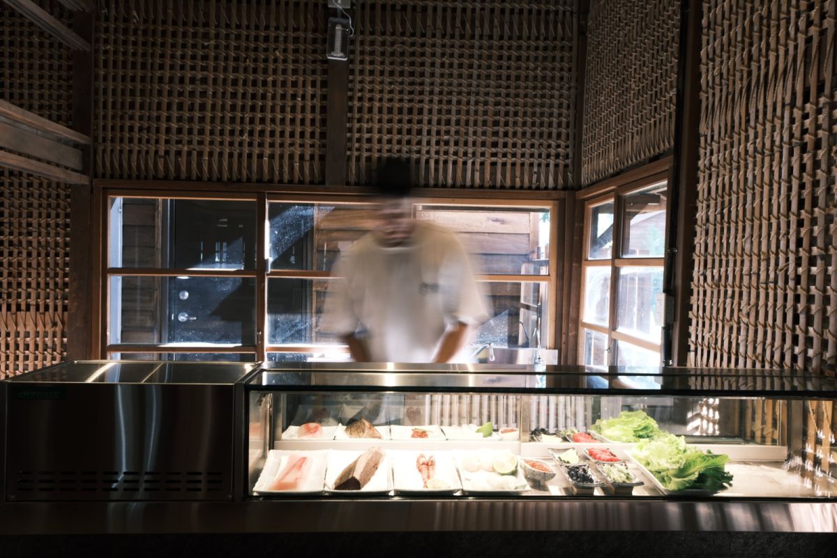 「北町丼飯屋」主打食材每天採買進貨，來自太平洋新鮮的魚貨，自10分鐘車程外的富岡漁港每日新鮮直送，除了提供消費者最新鮮的海鮮料理，更能減少食物碳足跡。