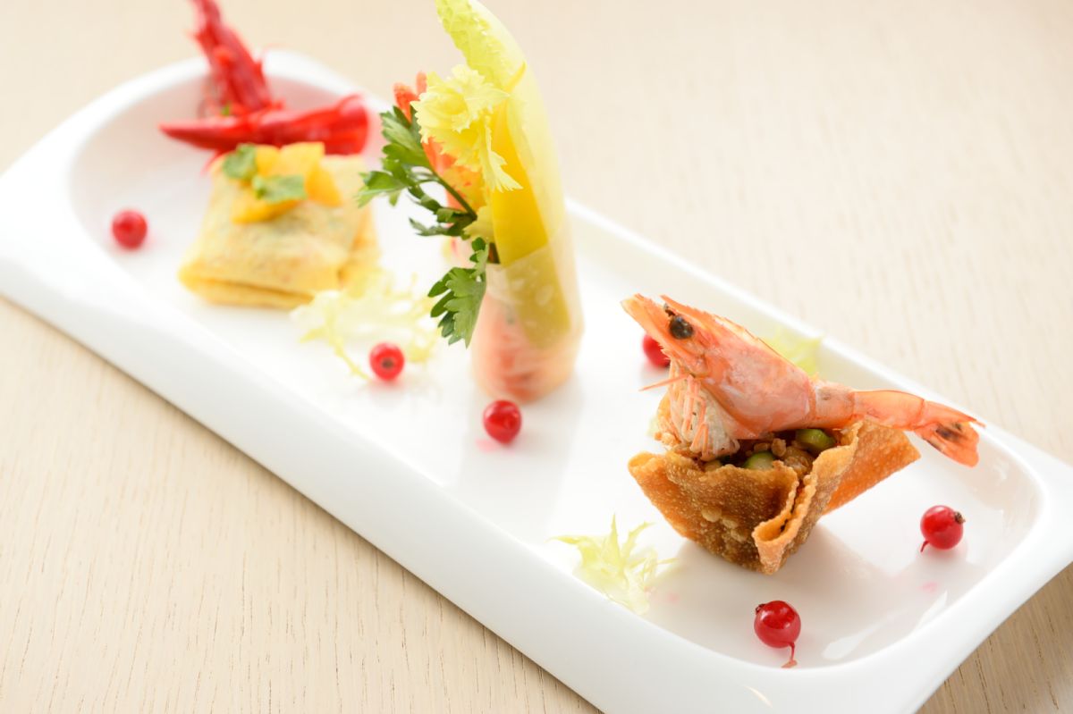 游輝杰 遠東Café 泰式開胃菜，由蛋皮包絞肉、炸餛飩杯、鮮蝦春捲所構成。