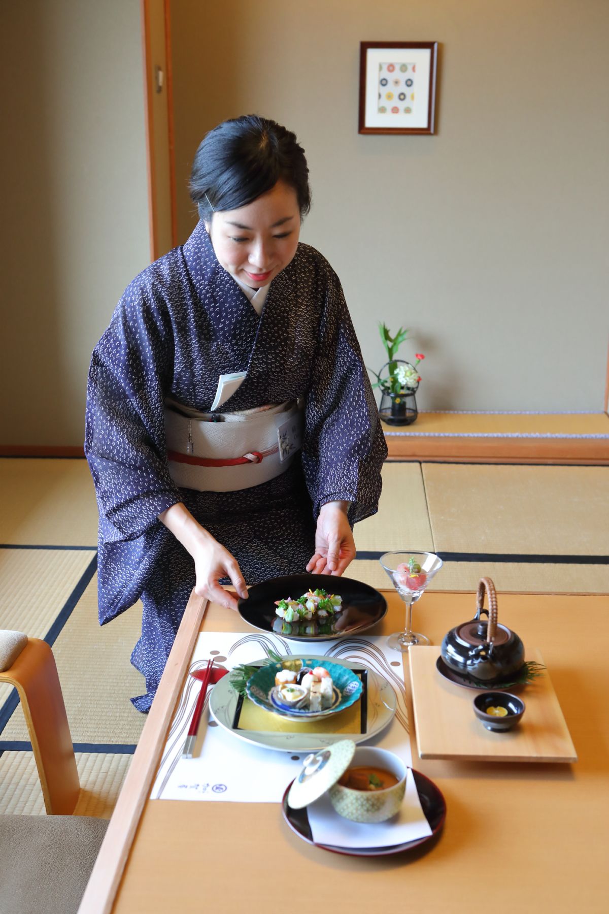 加賀屋特有的管家服務，管家織江(Orie)為客人服務在房間用餐。