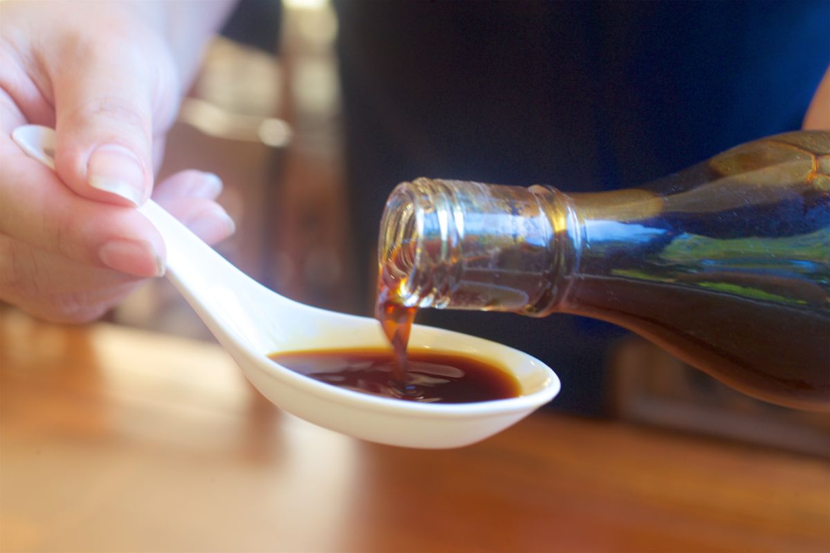 「貓空杏花林休閒農場」的手釀醬油沒有防腐劑與添加 物，呈現的是黑豆原色與豆香味，重鹹味道足帶回甘。