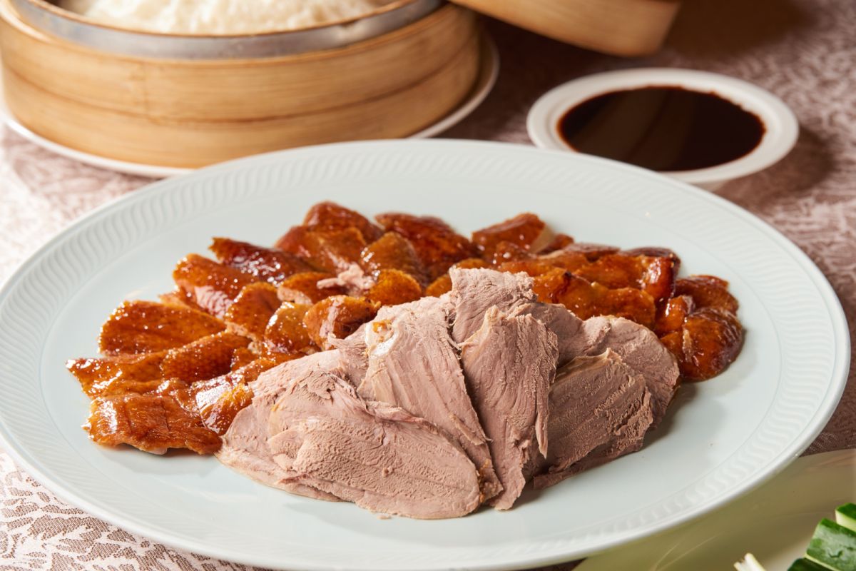 提到片皮鴨，大多人會聯想到北京烤鴨，但主廚深入探究歷史淵源演變，原來與江南大有關係。江南春特選英國櫻桃谷（Cherry Valley）櫻桃鴨種，抹上紅麥芽掛爐烘烤呈琥珀透亮的酥脆表皮，手起刀落間滴下鴨油。主廚堅持，從烤鴨出爐、上桌、說菜，片切，必須讓饕客在四分鐘內入口，才能品嘗最好風味。