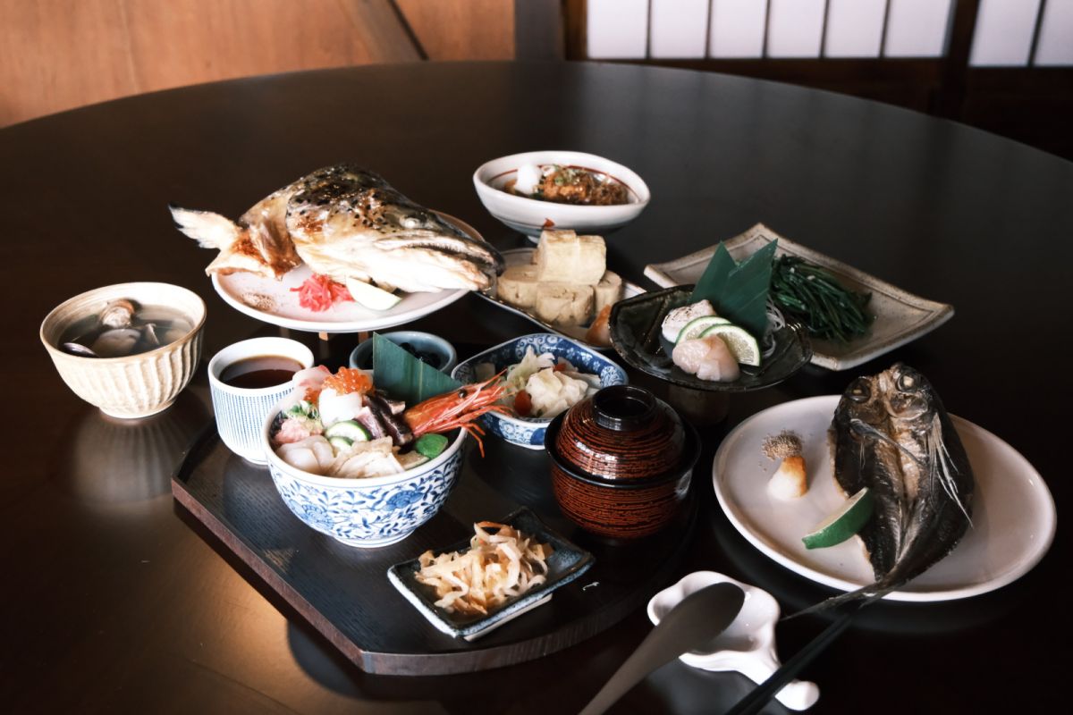 北町丼飯屋以單點制、定食套餐與現點現做無限量供應的三種方式，結合職人精神，提供高品質的日式料理，同時滿足在地居民與旅客對精緻多元餐飲的期待。
