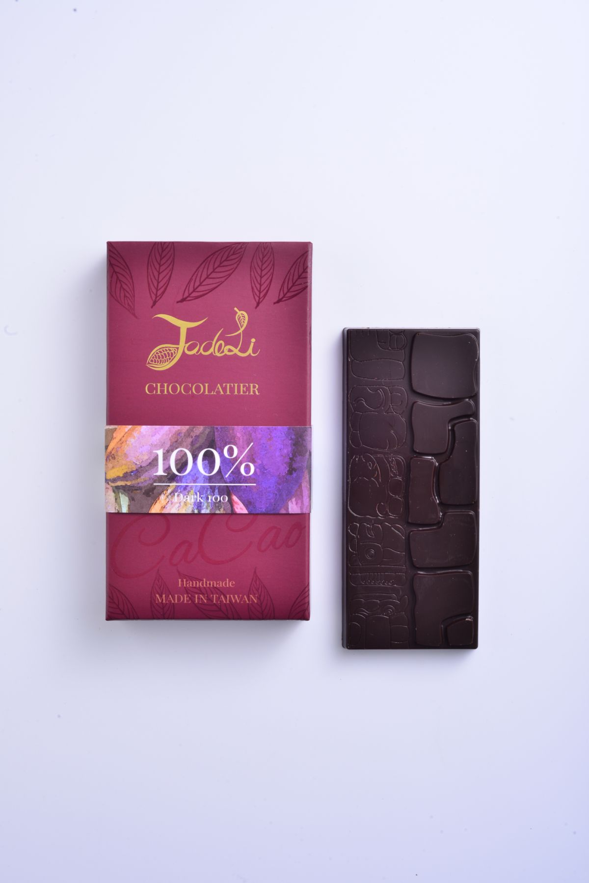 「Dark 黑100巧克力」使 用百分百台灣可可製作，巧 克力風味醇厚卻不苦，入口 滑順不膩。