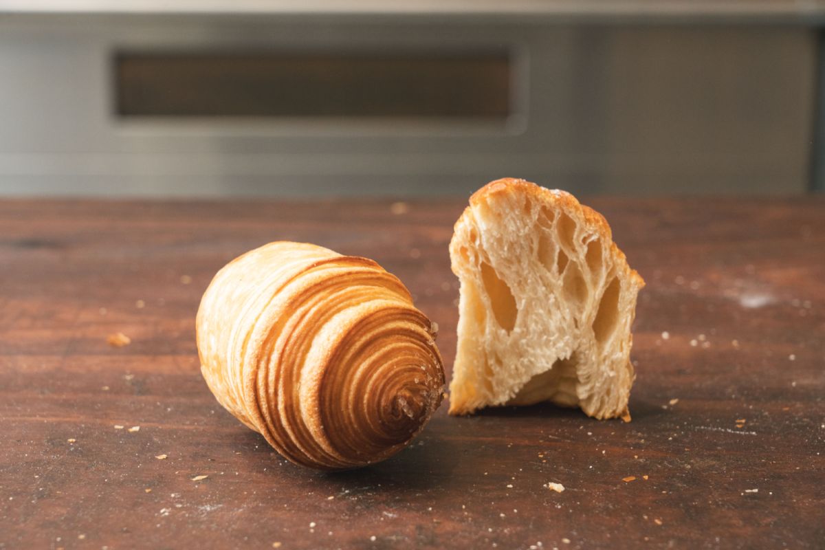 明星商品 G-Croissant 吉可頌,以長棍麵團採可頌製法製成,內部口感較扎實,外層則酥脆可口。