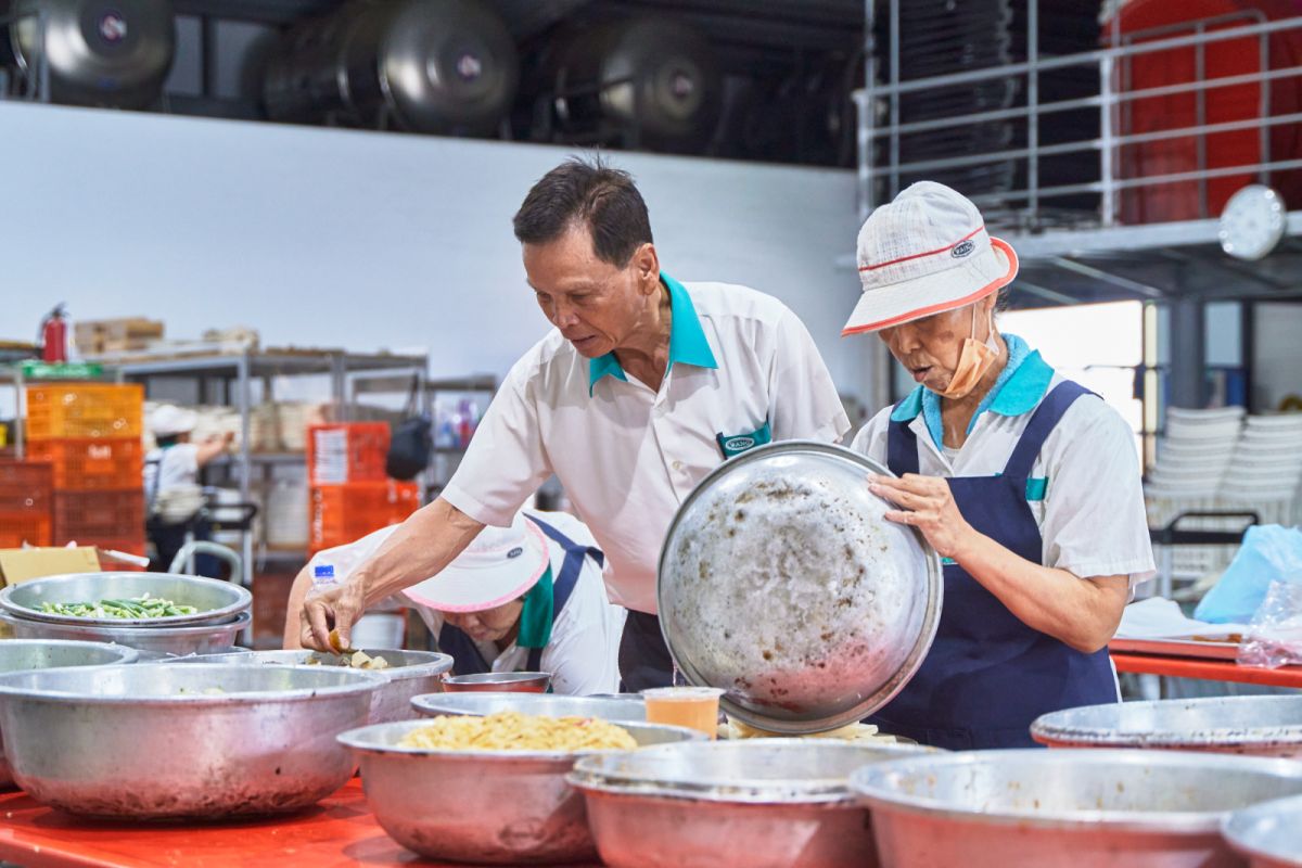 汪義勇在廚房做最後的巡場確認