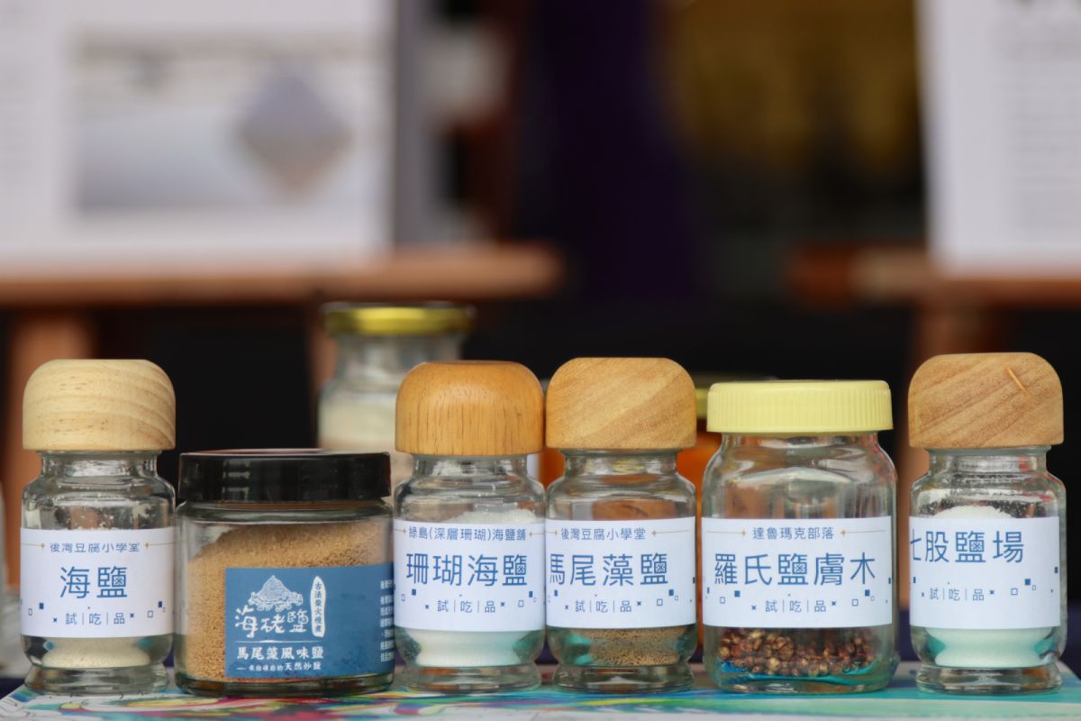 洲南鹽場經常舉行講座闡述鹽文化，並讓各家認真曬鹽的職人也被看見。