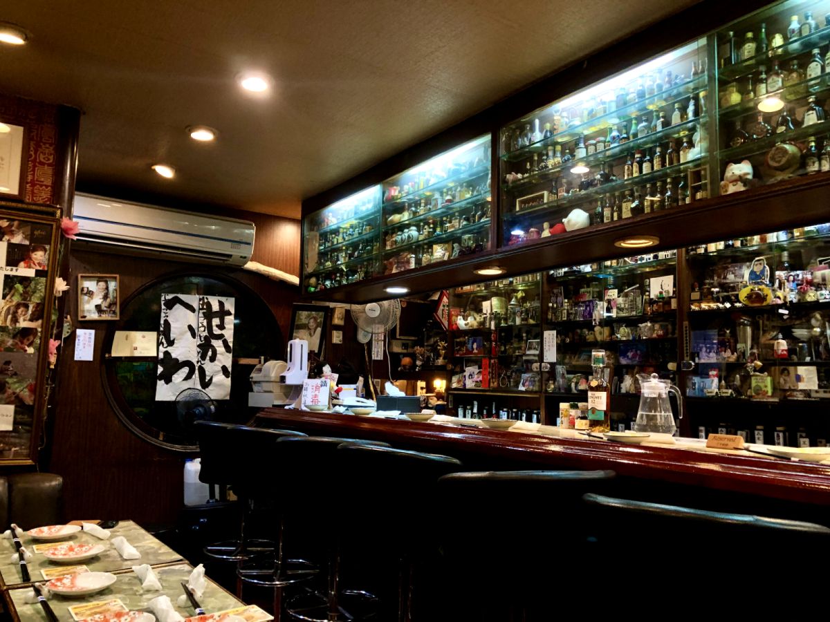 店內吧檯,收納千瓶藏酒。