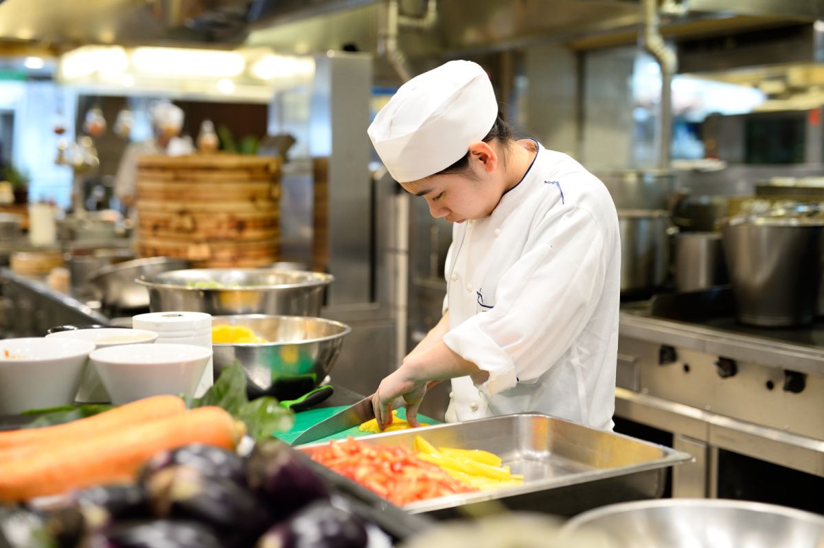 游輝杰 遠東Café 師傅在開放式廚房現場料理