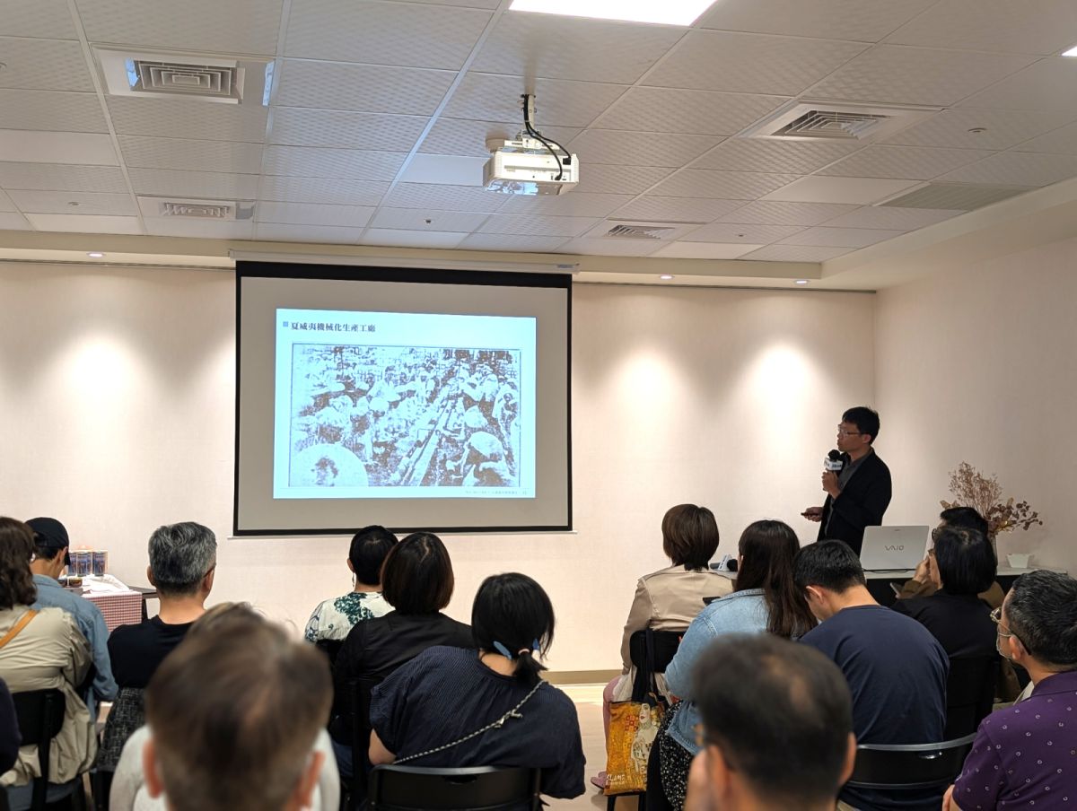料理台灣台灣罐頭講座,王宗鴻老師講解過去罐頭工廠的運作。