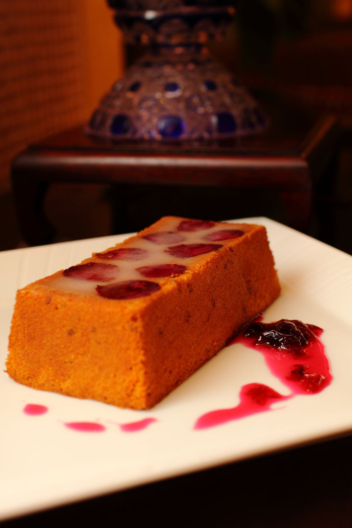 余振堯副主廚示範的有機玫瑰覆盆子花氛蛋糕