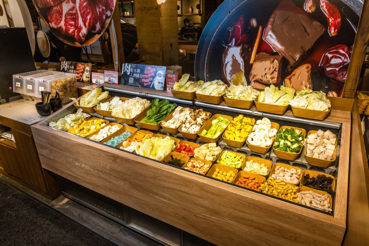 肉多多除了特色分量肉盤，蔬食自助吧也讓消費者目不暇給。