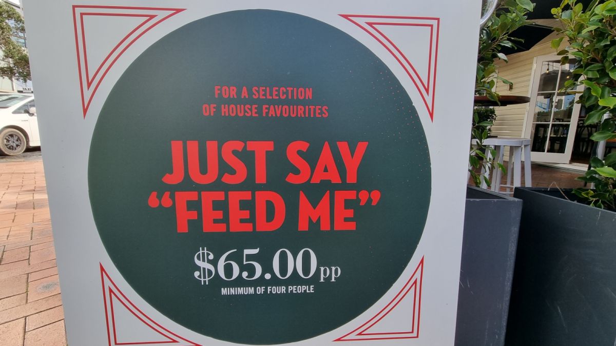 奧克蘭港邊的一家 Feed Me 餐廳