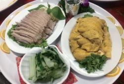 「金玉滿堂慶團圓」使用興隆文昌雞、大楊梅鵝莊鵝肉,選用沛芳神農黑葉白菜。