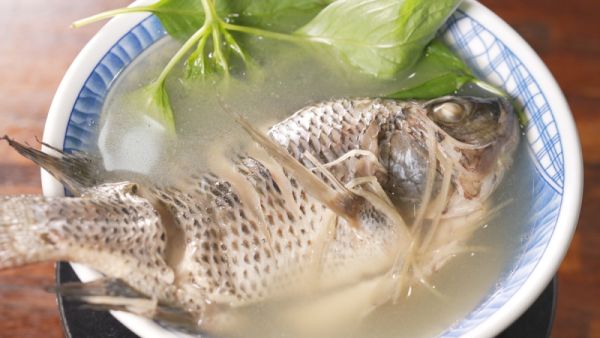 一碗溫暖的堅持 以馬內利鮮魚湯的轉型之路