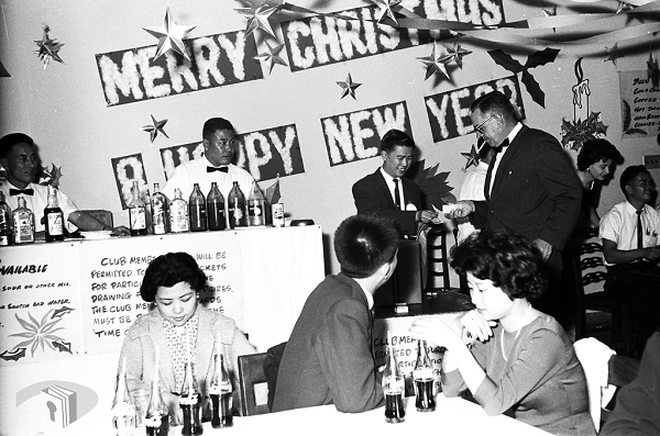 1961年美軍社區慶祝聖誕節，人手一瓶可口可樂。