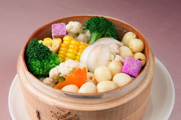 台灣料理沒有清蒸蔬菜的傳統，想要突顯在地食材的原味清甜，有一百種做法，也不必學對岸的大豐收。