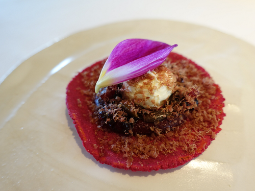 Osip甜菜根製作的Taco，搭配紅墨西哥莫蕾醬和煙燻酸奶油一同享用。