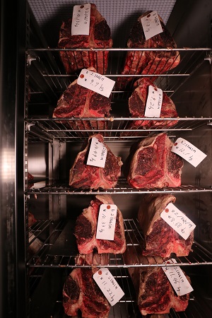 Alexander's Steakhouse東京店的熟成牛肉庫存驚人，超過240條。