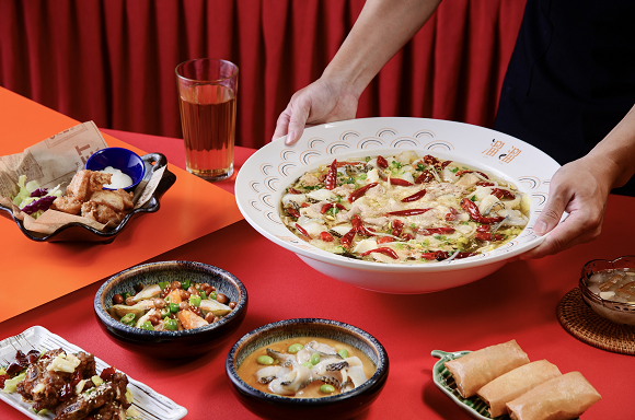 「溜溜酸菜魚專賣店」以酸、麻、香、辣的「招牌酸菜魚」為主打，絕佳滋味的酸菜湯底。